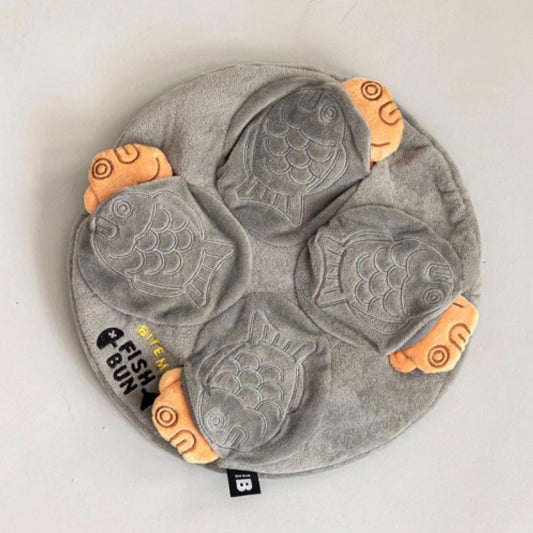 即納【BITE ME】Fish Bun Nosework Toy